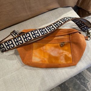 Parker Thatch Sling Bag! Smooth leather pocket and suede body.